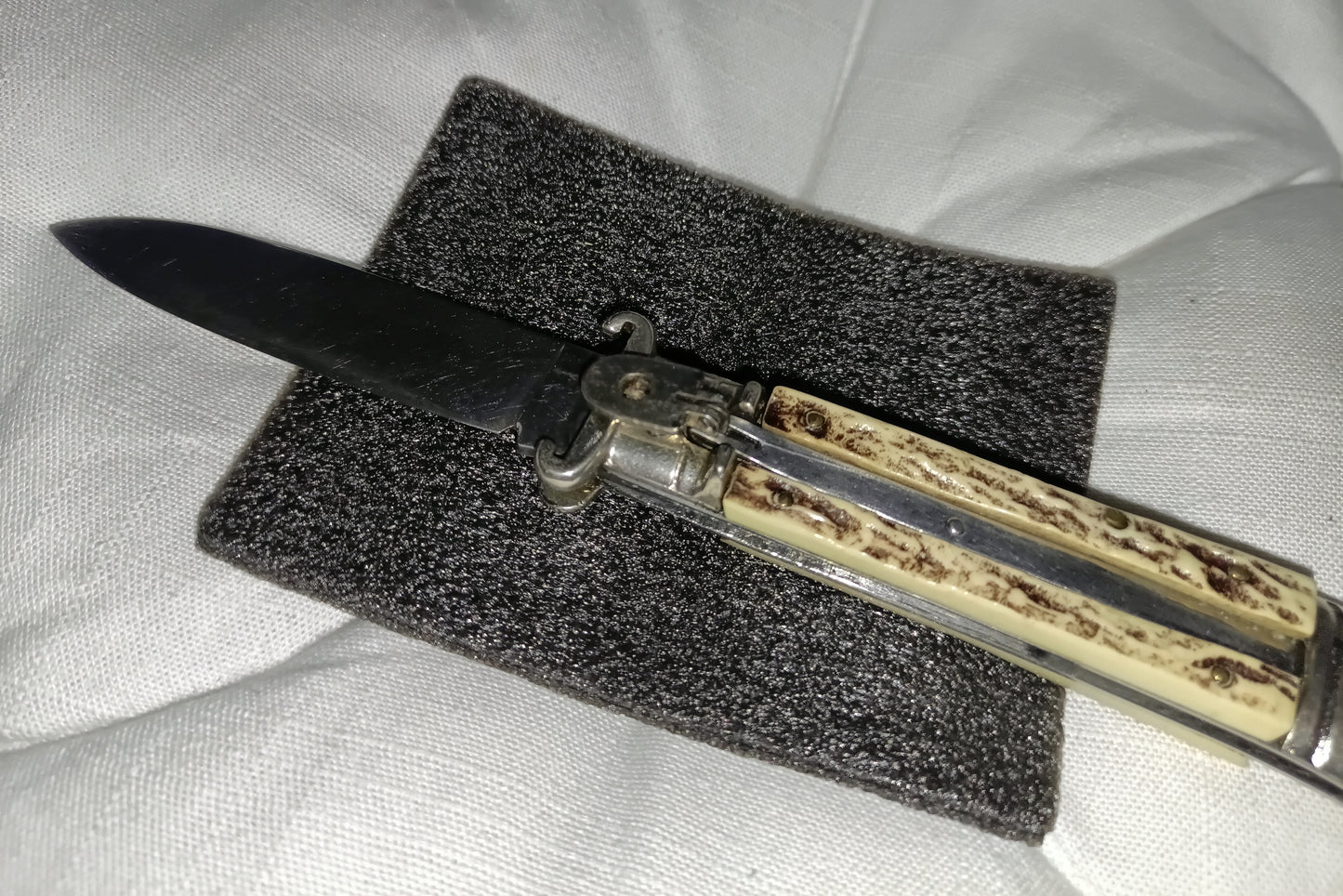 Coltello da caccia automatico con estrattore - leverlock leverletto scatto - White/Brown handle