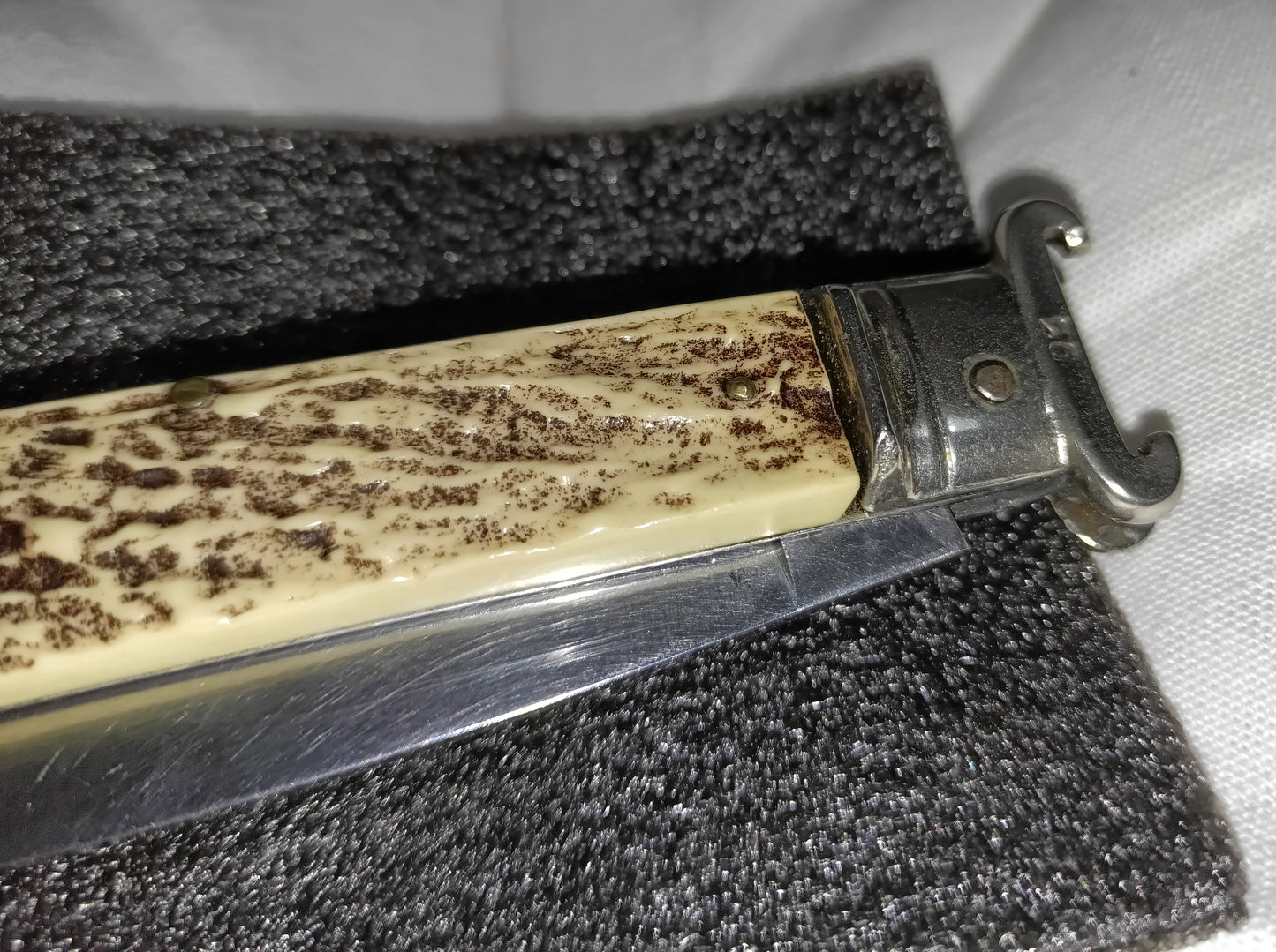 Coltello da caccia automatico con estrattore - leverlock leverletto scatto - White/Brown handle