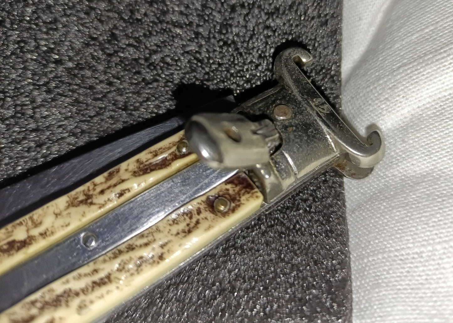 Coltello da caccia automatico con estrattore - leverlock leverletto scatto - White/Brown handle