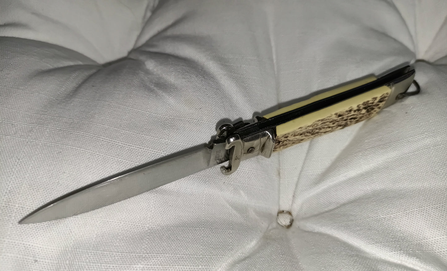 Coltello da caccia automatico con estrattore - leverlock leverletto scatto - White/Brown handle